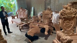 Việc chọn lựa kỹ khi mua bàn ghế gỗ rất quan trọng.