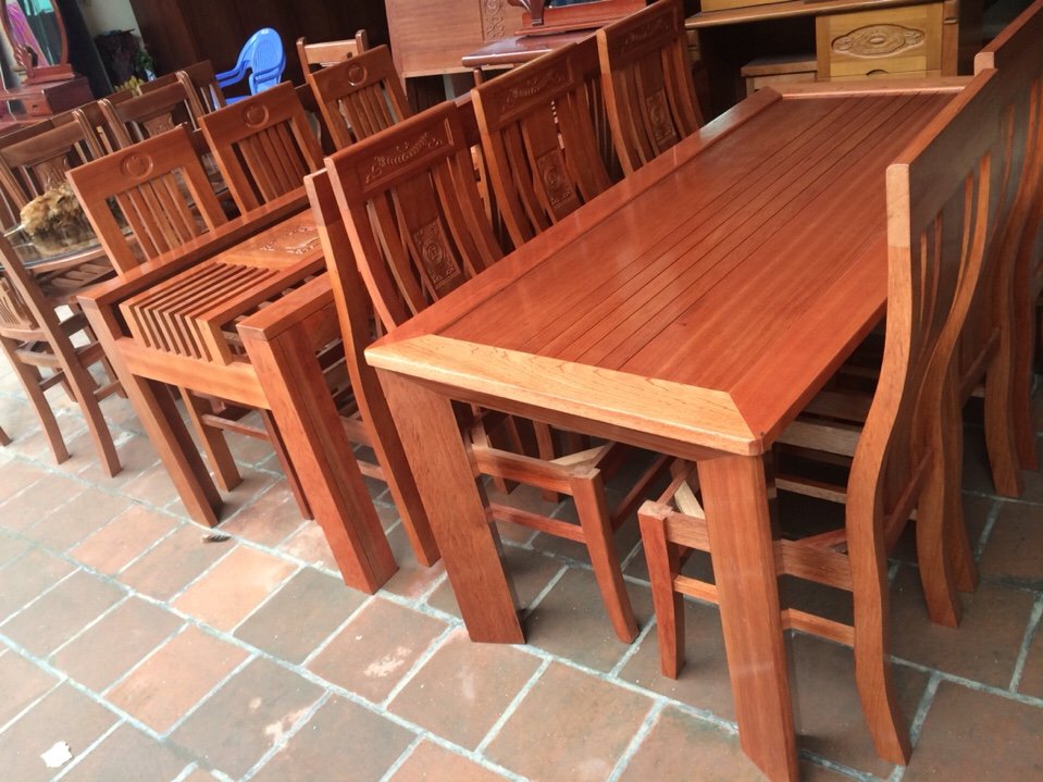 Bộ bàn ghế ăn được làm từ gỗ Xoan đào